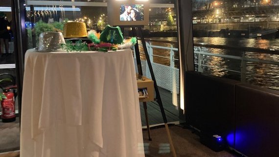 Borne Selfie Animée en Soirée en Croisière sur la Seine